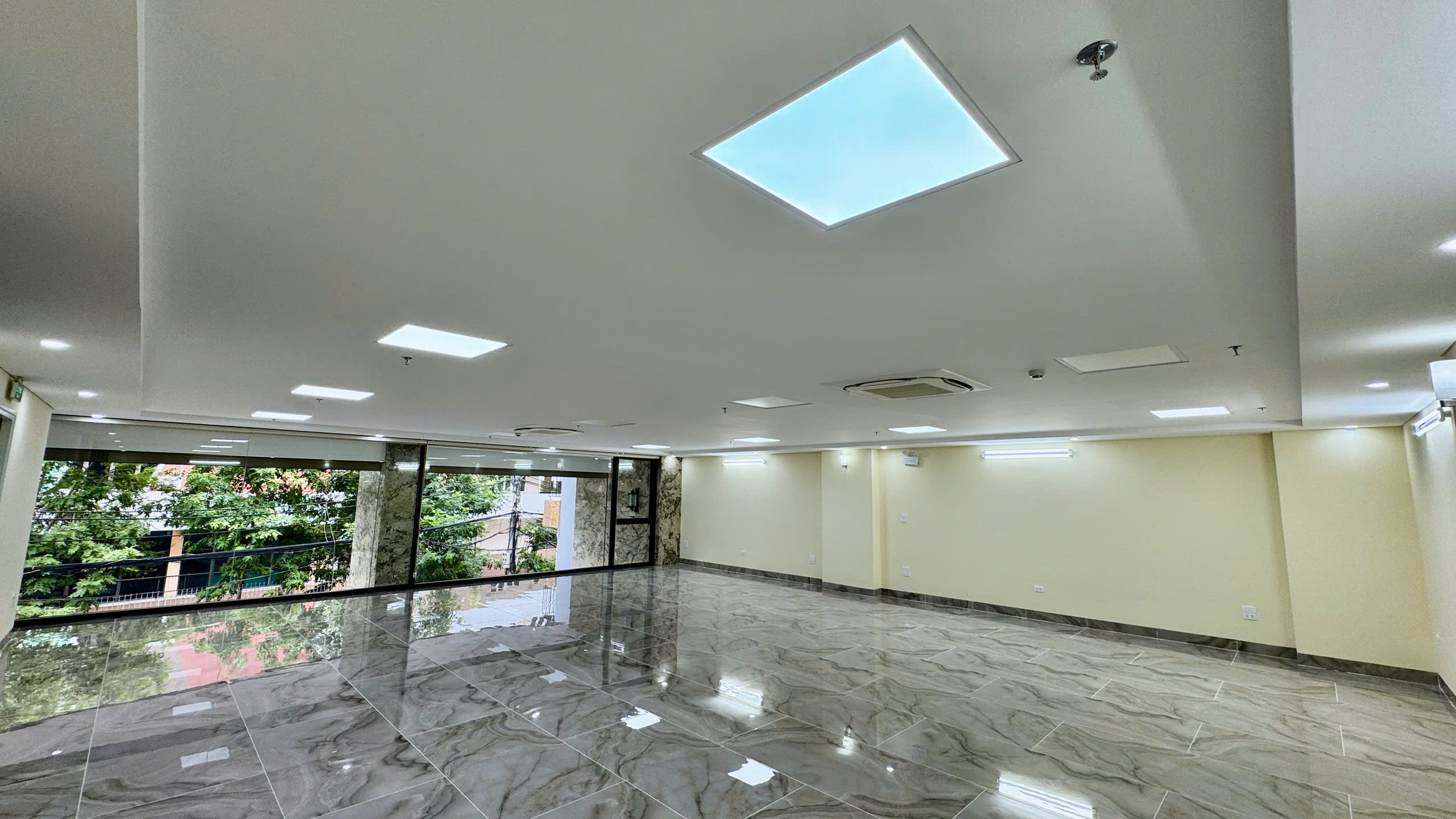 4. Mặt sàn Văn phòng Lát gạch Vân đá Marble & Điều hòa âm trần Daikin